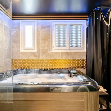 Secret Jacuzzi & Cinema *