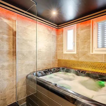 Secret Jacuzzi & Cinema شقة *