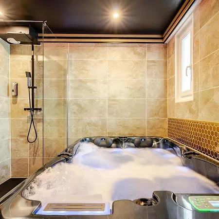 Secret Jacuzzi & Cinema Daire